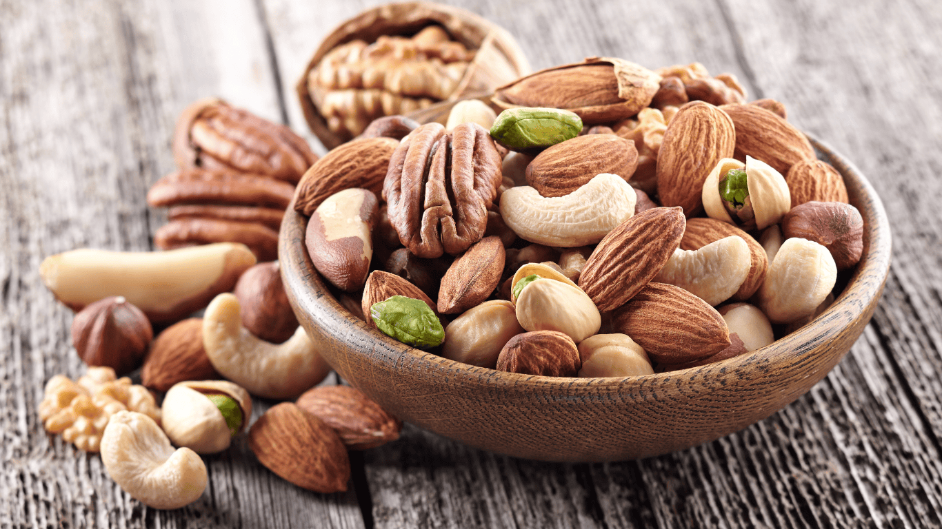 Cuenco con frutos secos variados como almendras, anacardos, nueces y cacahuetes