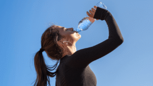 Mujer bebiendo una botella de agua
